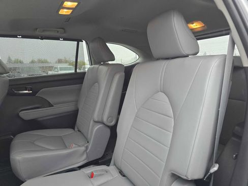 Used 2022 Toyota Highlander XLE AWD/4WD image 18