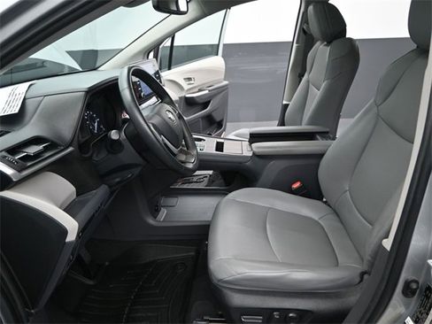 Used 2022 Toyota Sienna XLE image 14