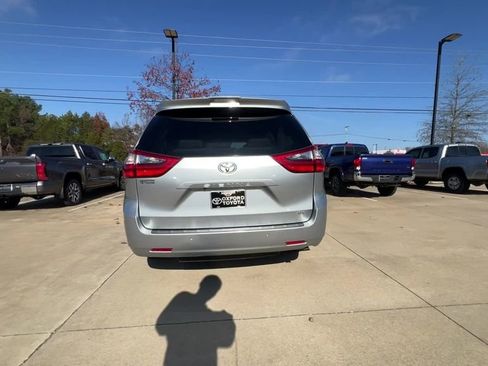 Used 2020 Toyota Sienna XLE image 5