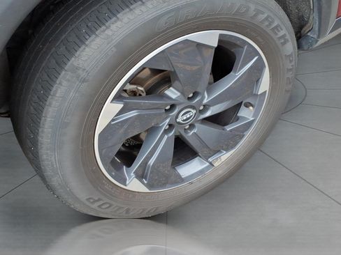 Used 2025 Nissan Rogue SV AWD/4WD image 5
