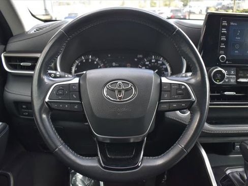 Certified 2021 Toyota Highlander XLE image 9