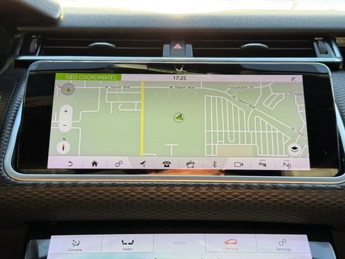 Used 2019 Land Rover Range Rover Velar R-Dynamic SE image 25