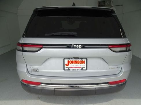 Certified 2024 Jeep Grand Cherokee Laredo AWD/4WD image 18