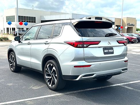 Used 2023 Mitsubishi Outlander SE image 6