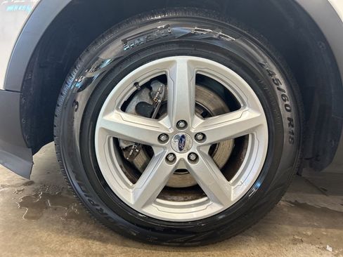 Used 2017 Ford Explorer XLT w/ Equipment Group 202A AWD/4WD image 30