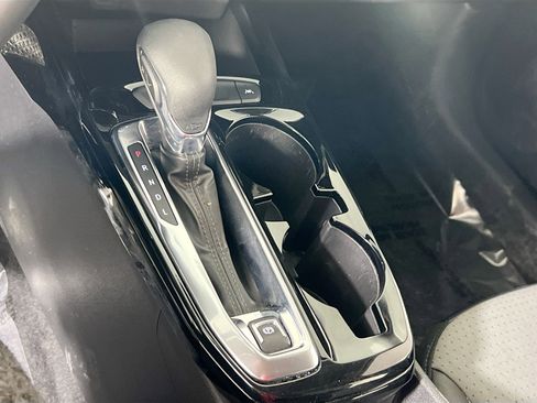 Used 2024 Chevrolet Trax LT w/ LT Convenience Package image 16