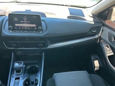 Used 2023 Nissan Rogue SV image 17