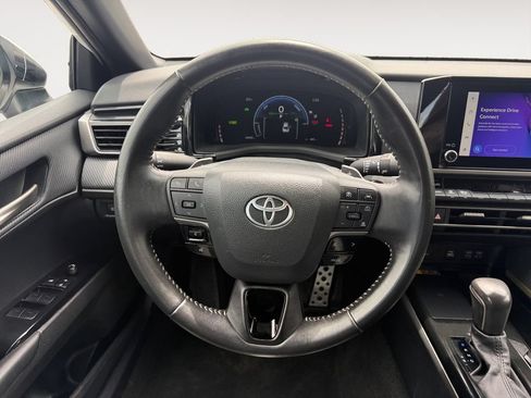 Used 2025 Toyota Camry SE FWD image 12