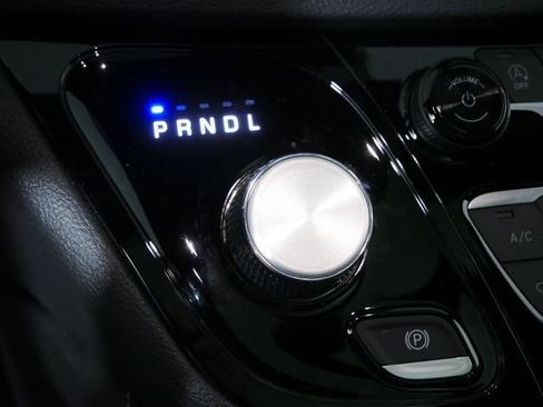 Used 2025 Chrysler Pacifica Limited FWD image 33