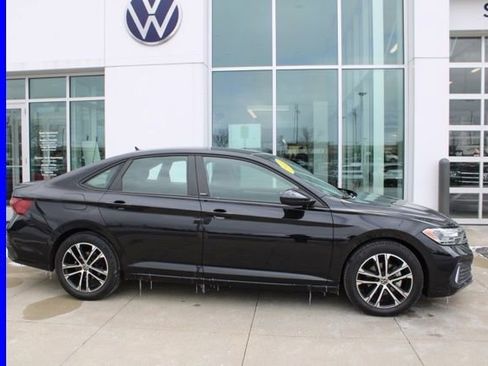 Used 2023 Volkswagen Jetta Sport image 5
