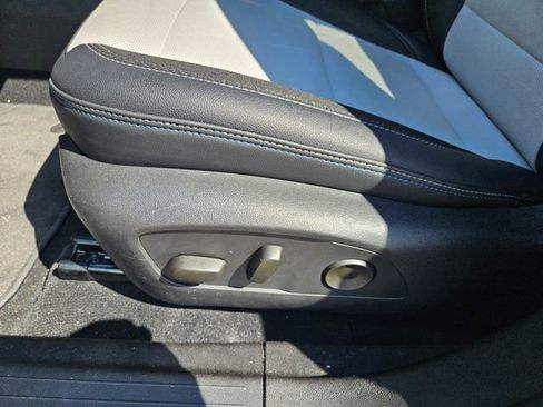 Used 2025 Chevrolet Equinox EV LT FWD image 9