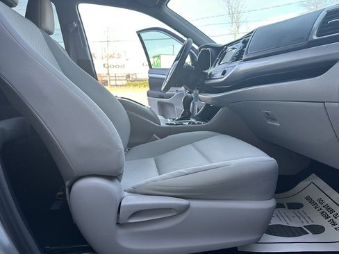 Used 2017 Toyota Highlander LE image 27