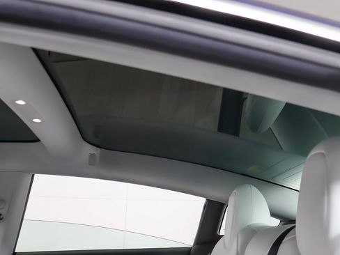 Used 2018 Tesla Model 3 Mid Range image 17