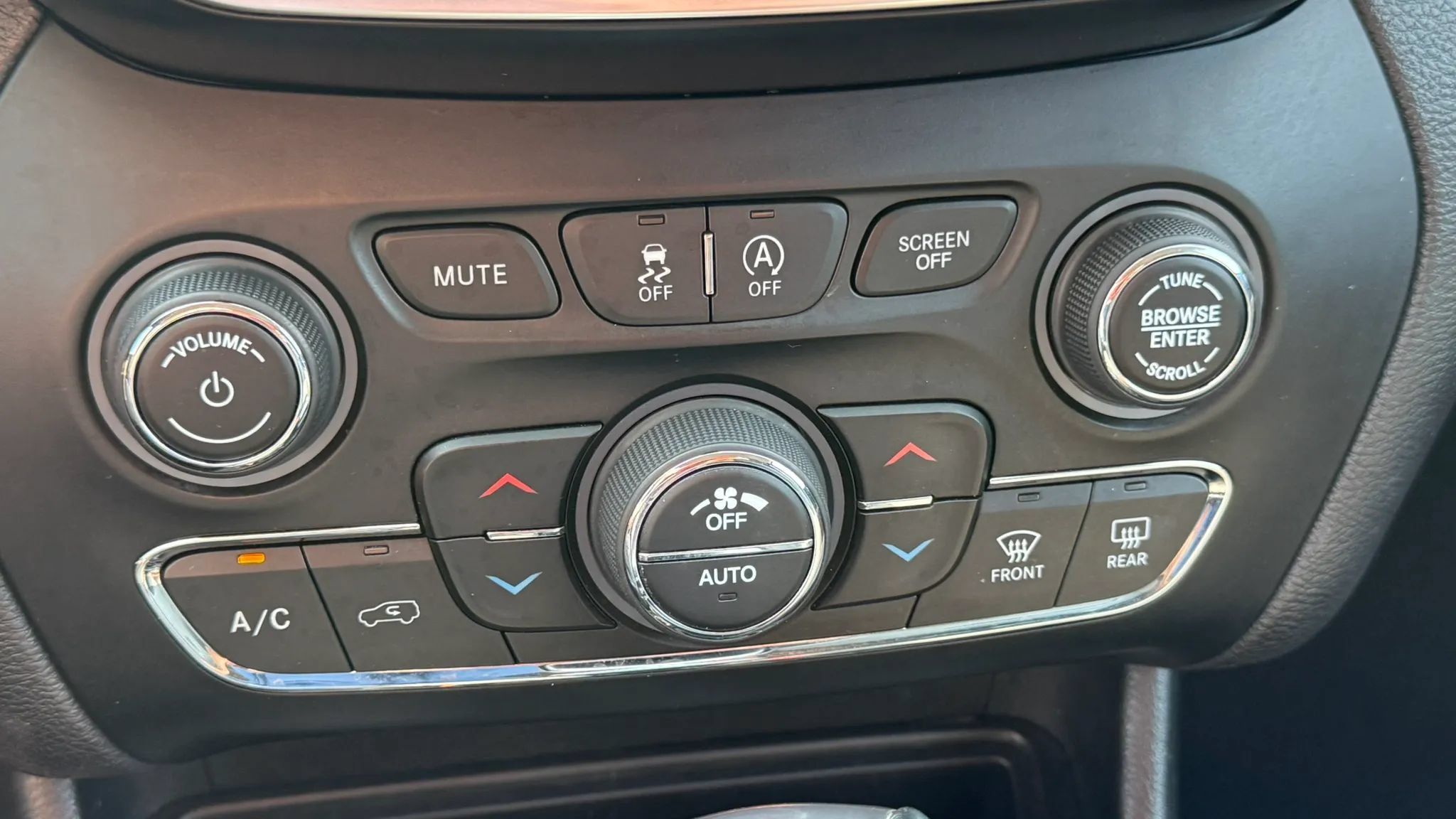 Used 2020 Jeep Cherokee Limited AWD/4WD image 23
