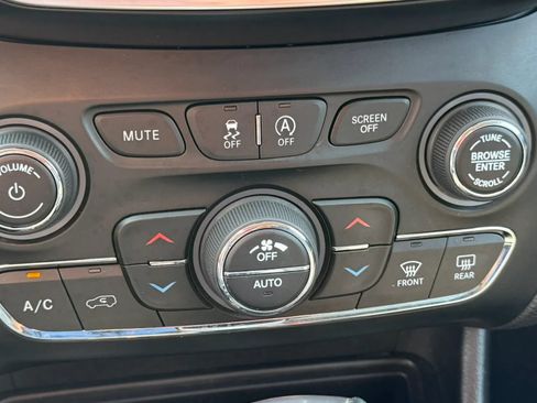 Used 2020 Jeep Cherokee Limited AWD/4WD image 23