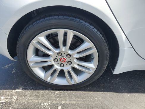 Used 2019 Jaguar XE Premium image 39