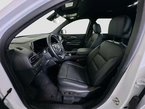 Used 2025 Chevrolet Traverse LT FWD image 13