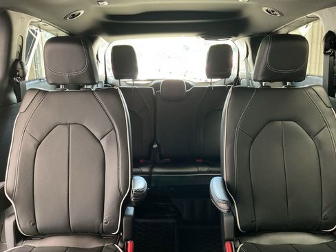 New 2025 Chrysler Pacifica Limited FWD image 23
