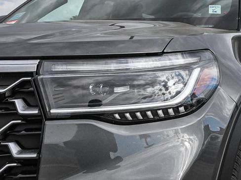 Certified 2025 Ford Explorer Platinum w/ LUX Leather Package AWD/4WD image 4