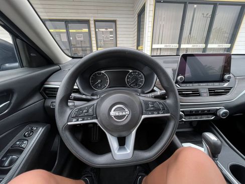 Used 2025 Nissan Altima 2.5 SV image 34