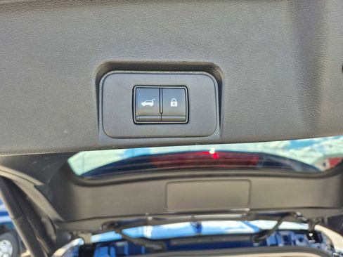 Used 2025 Nissan Rogue SV image 6