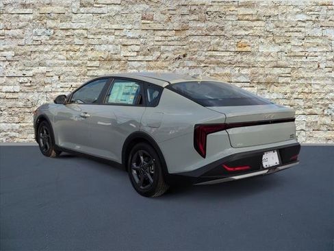 New 2025 Kia K4 LXS image 3
