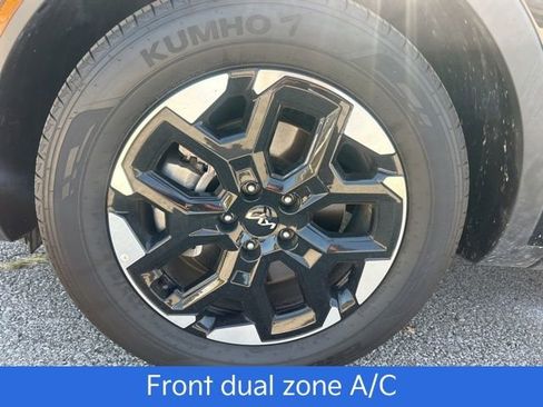 Used 2025 Kia Sorento S image 27