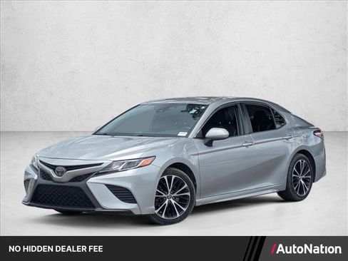 Used 2020 Toyota Camry SE FWD image 1