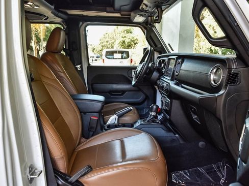 Used 2023 Jeep Wrangler Unlimited Sahara w/ Cold Weather Group image 15