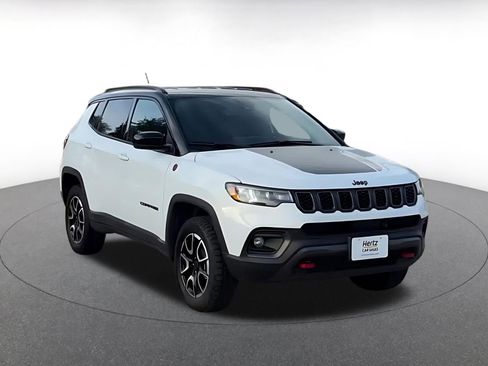 Used 2025 Jeep Compass Trailhawk AWD/4WD image 3