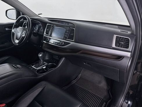 Used 2017 Toyota Highlander XLE AWD/4WD image 29