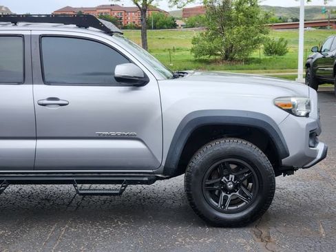 Used 2019 Toyota Tacoma TRD Off-Road AWD/4WD image 8