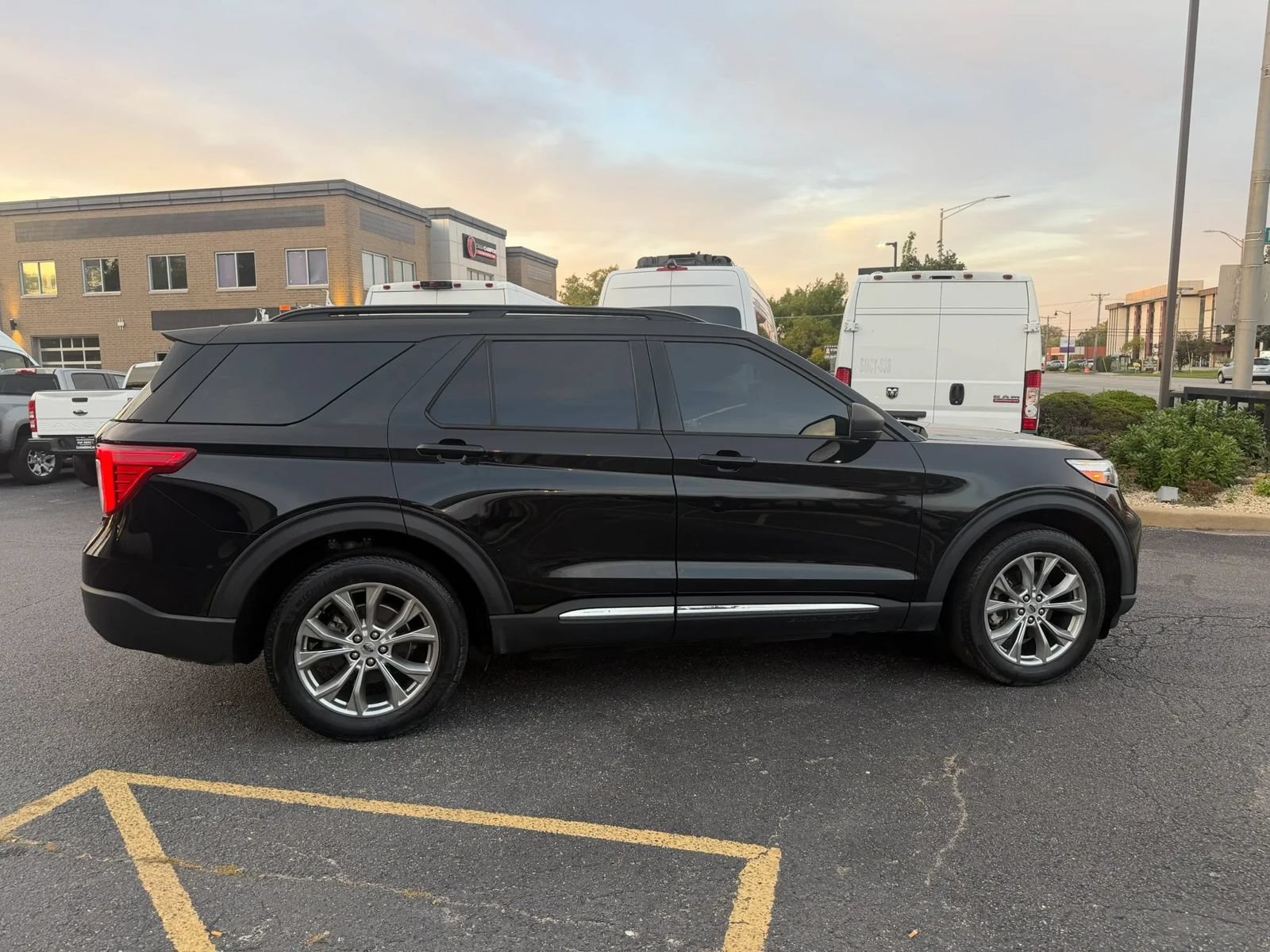 Used 2022 Ford Explorer XLT w/ Equipment Group 202A AWD/4WD image 5