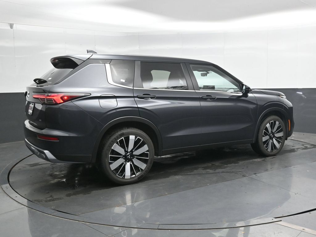 Used 2025 Mitsubishi Outlander SE AWD/4WD image 3