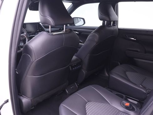 Used 2021 Toyota Highlander XSE AWD/4WD image 9
