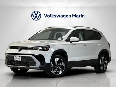 Used 2025 Volkswagen Taos SE w/ Panoramic Sunroof Package