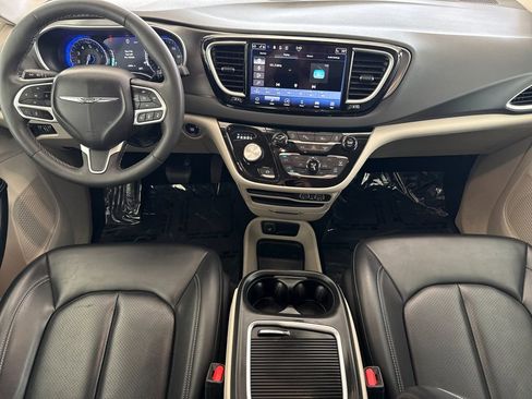 Used 2023 Chrysler Pacifica Touring-L image 12