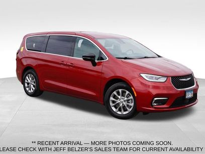 Used 2025 Chrysler Pacifica Select