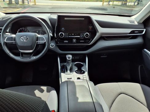 Used 2025 Toyota Highlander LE FWD image 14