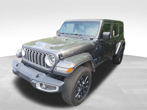 Used 2025 Jeep Wrangler Unlimited Sahara w/ Safety Group AWD/4WD image 8
