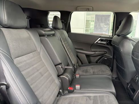 Used 2025 Mitsubishi Outlander SE image 30