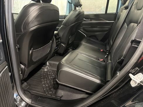 Used 2022 Jeep Grand Cherokee Limited w/ Luxury Tech Group II AWD/4WD image 18