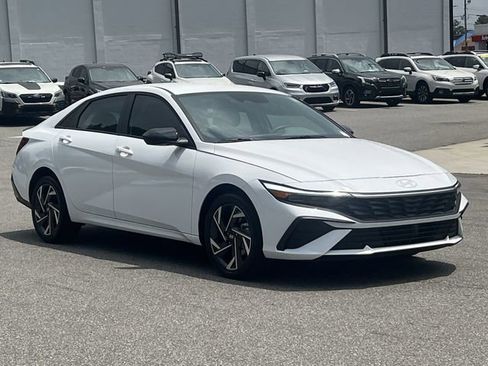 Certified 2025 Hyundai Elantra SEL FWD image 15