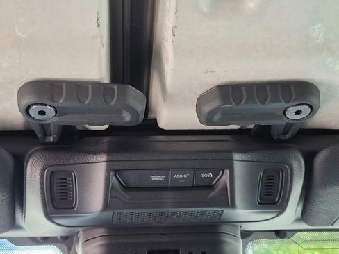 Used 2025 Jeep Wrangler Unlimited Sahara AWD/4WD image 25