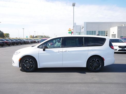 New 2026 Chrysler Pacifica Select image 3