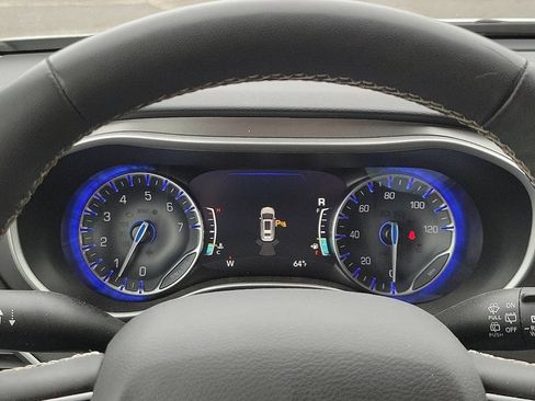 Used 2023 Chrysler Pacifica Touring-L FWD image 19