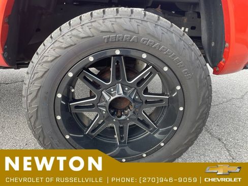 Used 2017 Toyota Tacoma TRD Sport AWD/4WD image 18