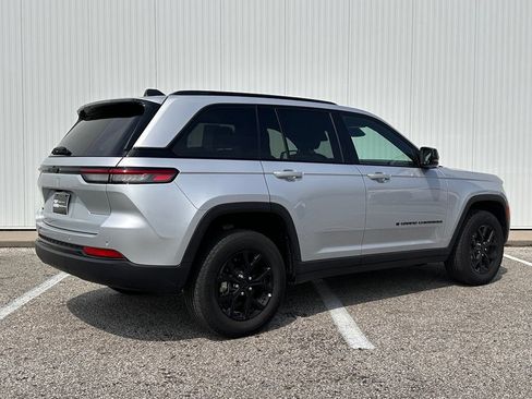 Used 2025 Jeep Grand Cherokee Altitude AWD/4WD image 7