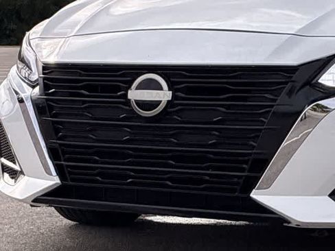 Used 2023 Nissan Altima 2.5 SV FWD image 12
