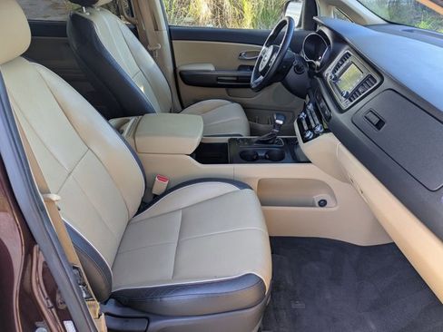 Used 2017 Kia Sedona LX w/ LX Essentials Premium Package image 20